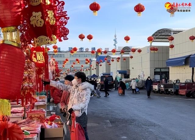 在北園春年貨市場，市民正在選購春節(jié)裝飾品.jpg