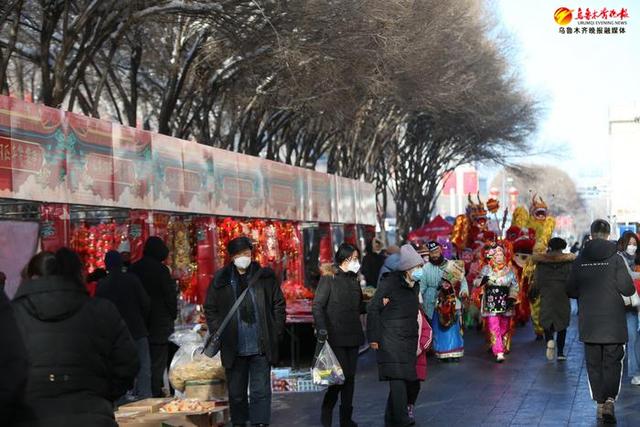 水磨溝區(qū)商務局(糧食局)在南湖家樂福門前舉辦惠民繽紛年貨節(jié).jpg 水磨溝區(qū)商務局(糧食局)在南湖家樂福門前舉辦惠民繽紛年貨節(jié).jpg