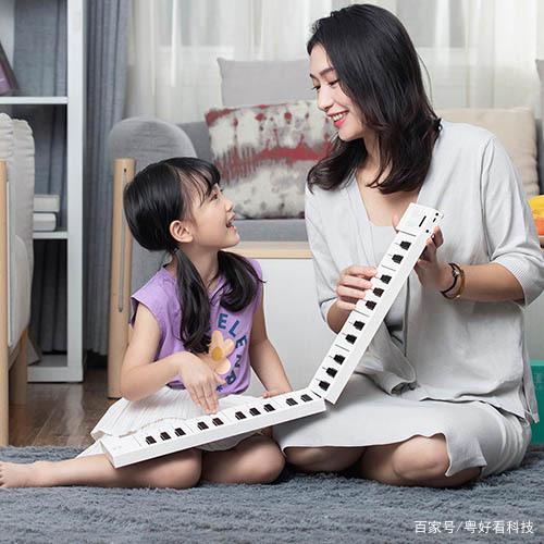 初學(xué)者買電子鋼琴什么牌子好？看看折疊電子鋼琴怎么樣？