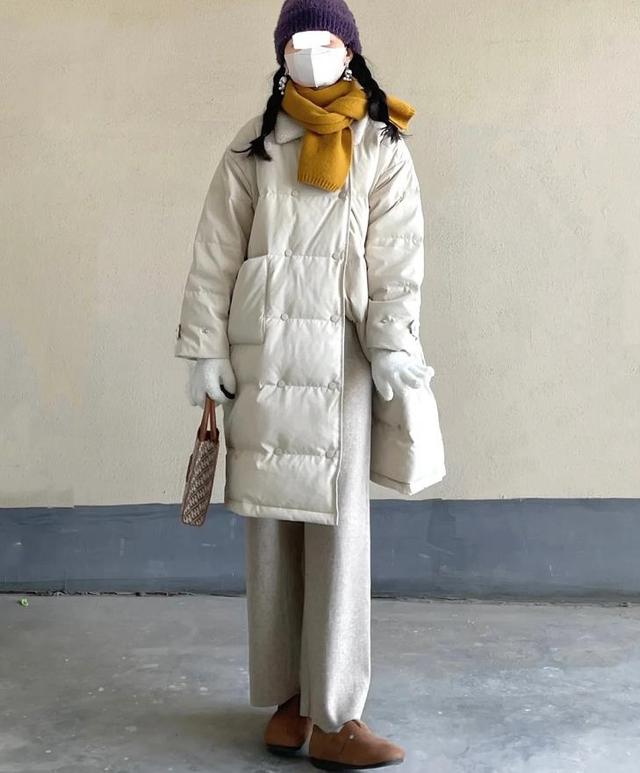 中長款棉服+灰色運(yùn)動(dòng)褲.jpeg