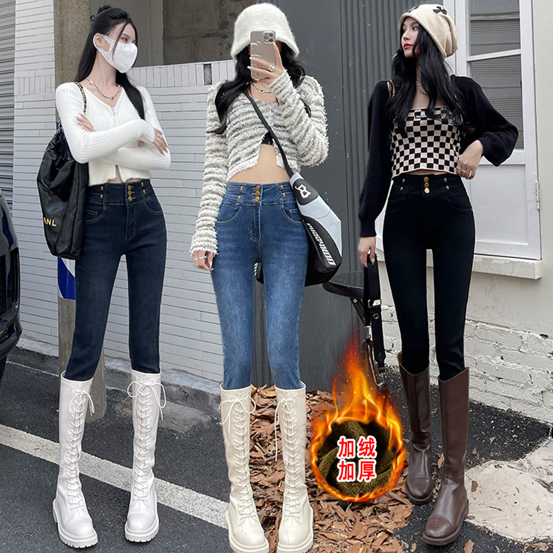 深色系的小腳牛仔褲，如魔術(shù)般地為穿著者帶來了顯瘦的效果
