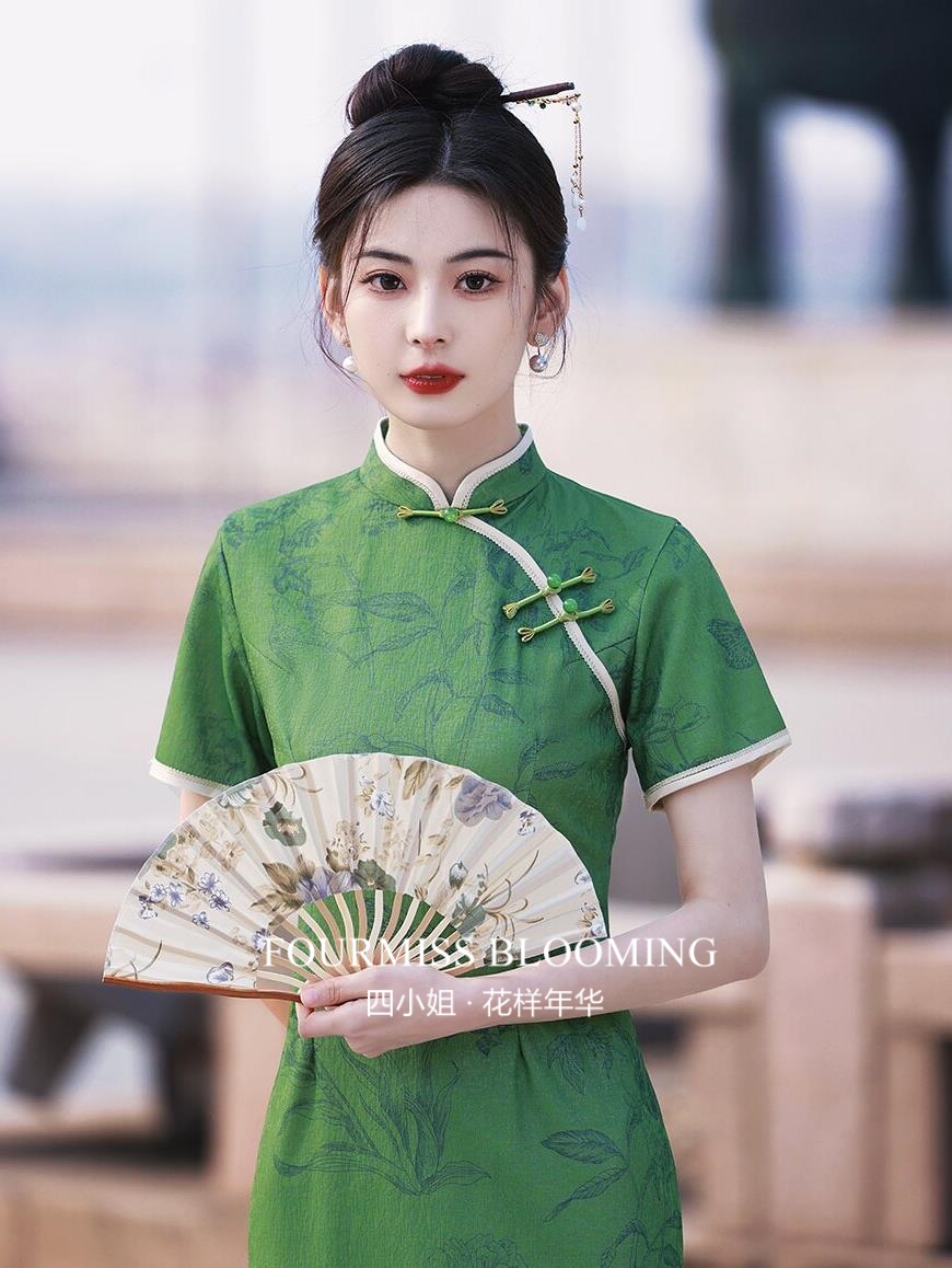 綠色旗袍，演繹時尚新篇章