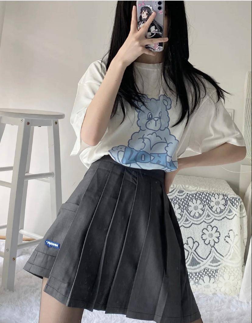 短裙搭配絲襪，每個(gè)女生都應(yīng)該有一套這樣的打扮 