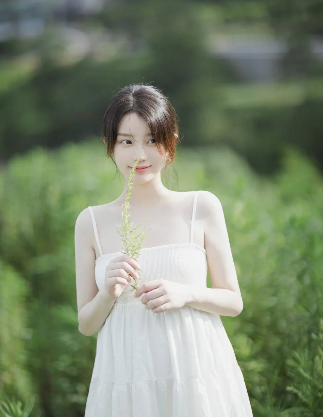 純白尤物少女的鄉(xiāng)間穿搭：夢幻般的白色吊帶長裙，宛如仙女下凡一般 