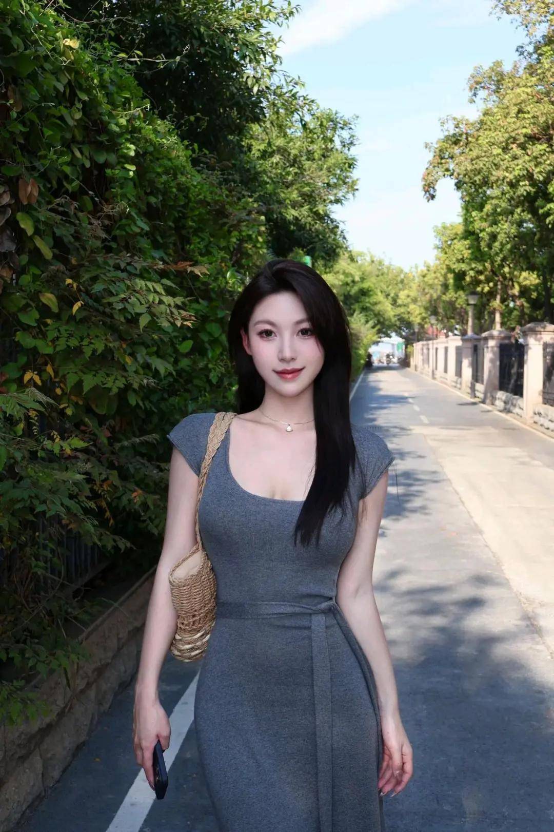 灰色連衣裙，展現(xiàn)出低調(diào)的高級感 