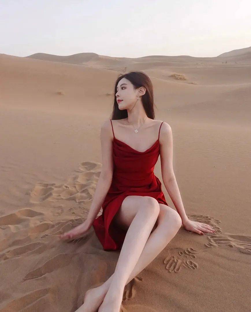 紅色吊帶裙的誘惑：她如何憑借一襲紅裙，撩動萬千心弦？ 