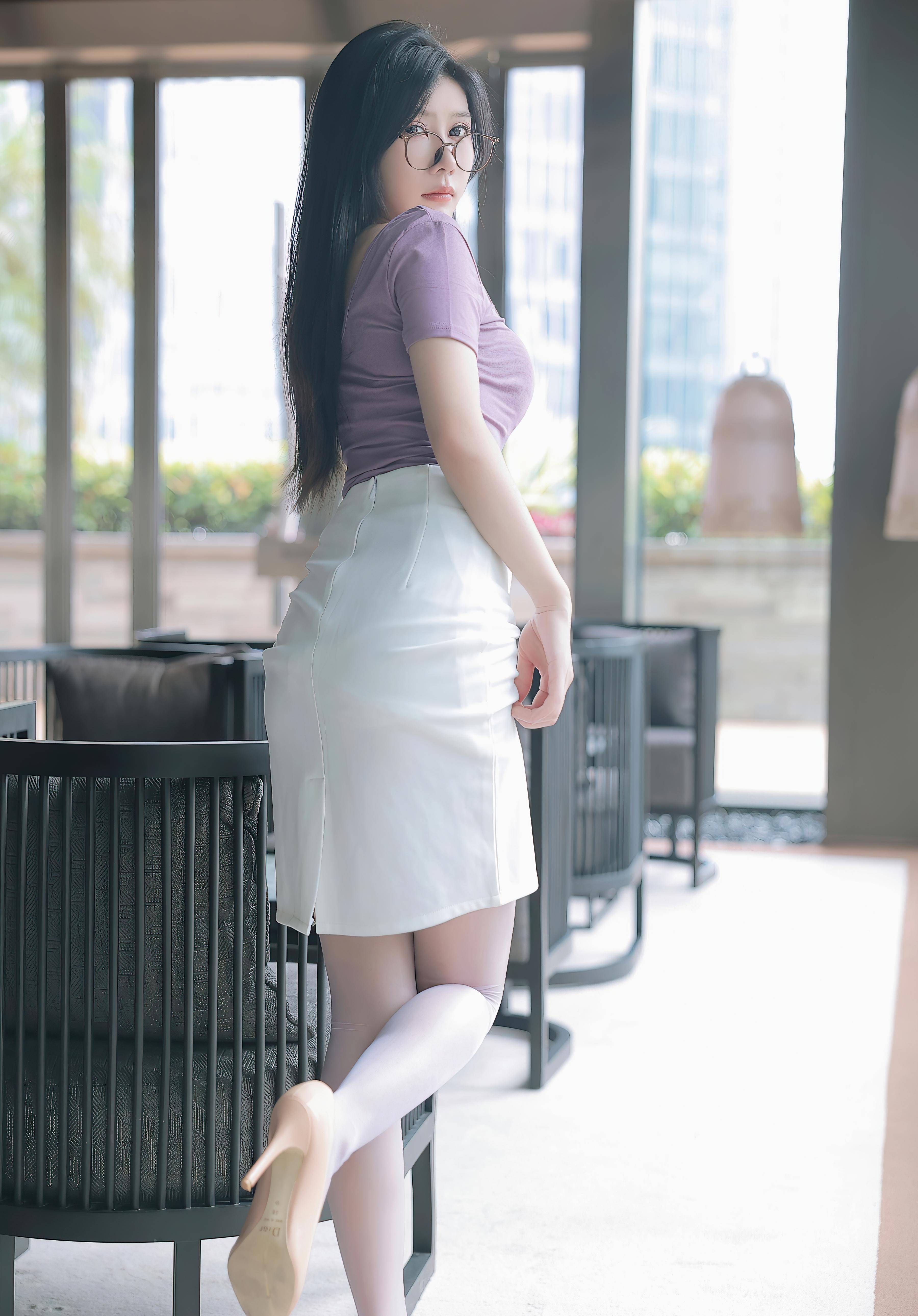 眼鏡美女包臀裙，盡顯修長(zhǎng)大長(zhǎng)腿