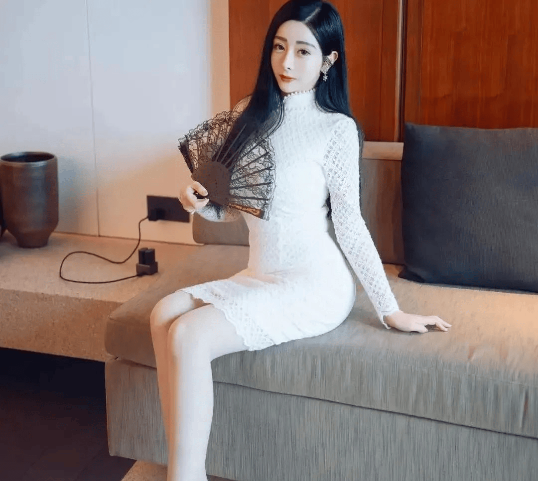 典雅蕾絲長裙綻放婀娜魅力，嬌媚動人盡顯華麗之美